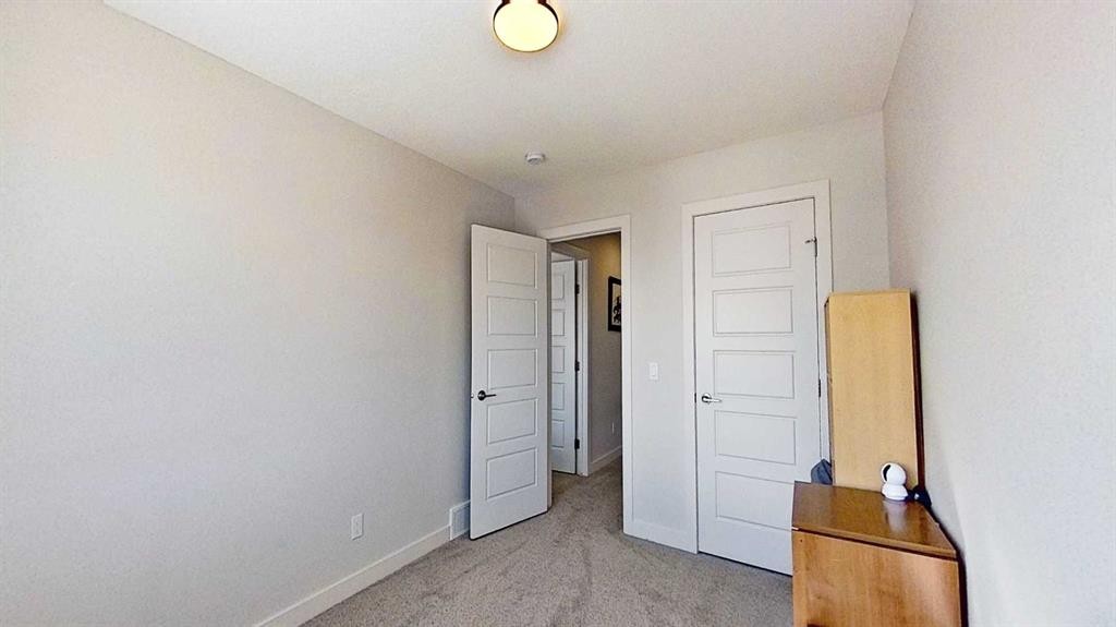163 Sundown Crescent, Cochrane, AB - Indoor Photo Showing Bedroom