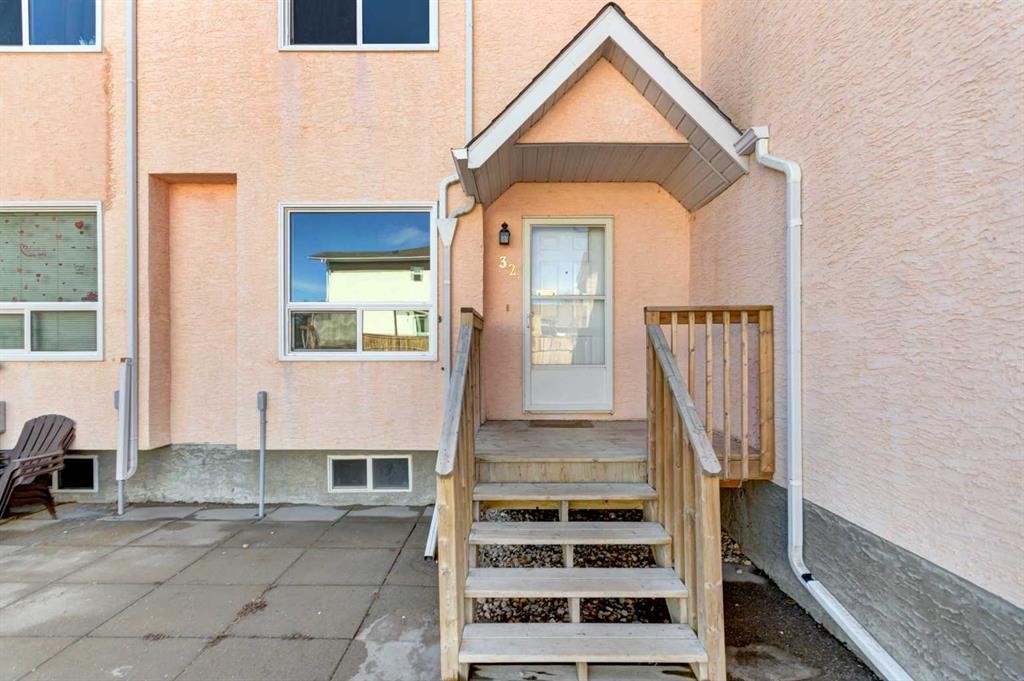 32-204 Strathaven Drive, Strathmore, AB - Outdoor With Exterior