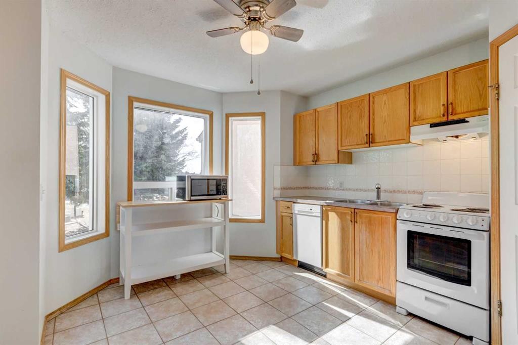 32-204 Strathaven Drive, Strathmore, AB - Indoor Photo Showing Kitchen