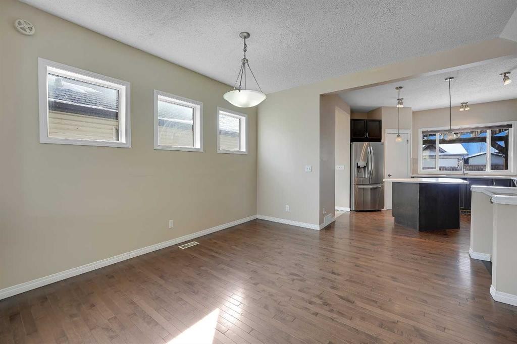 1833 New Brighton Drive Se, Calgary, AB - Indoor Photo Showing Kitchen