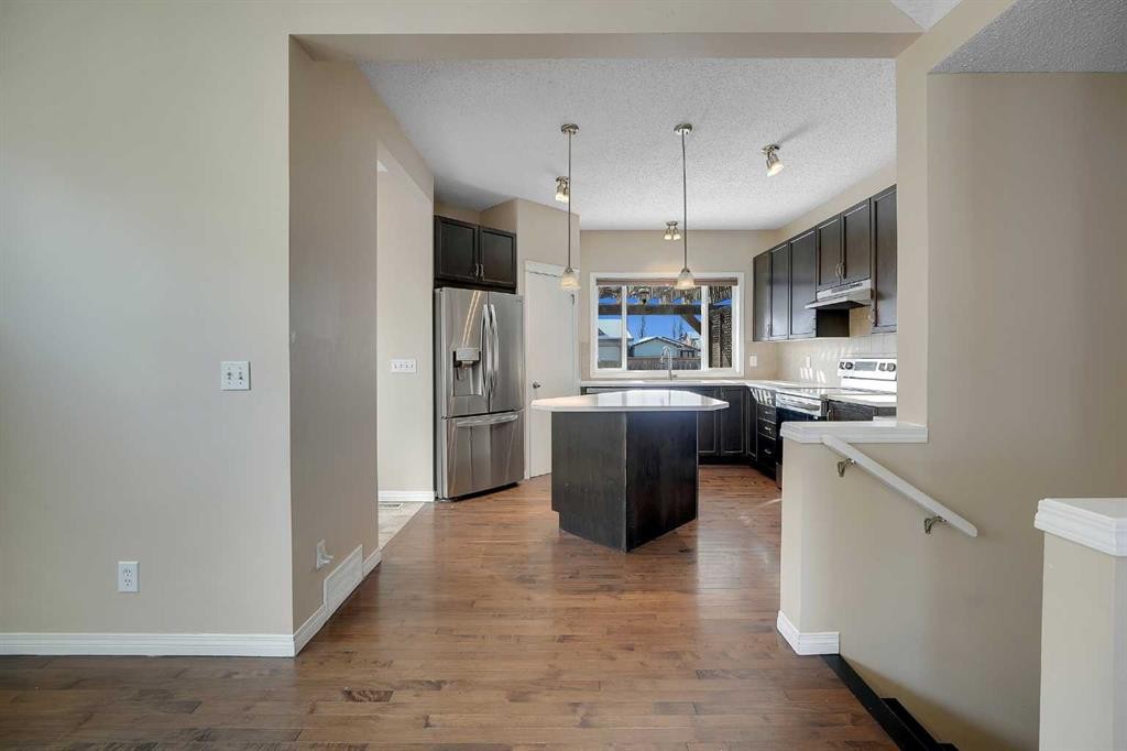 1833 New Brighton Drive Se, Calgary, AB - Indoor Photo Showing Kitchen