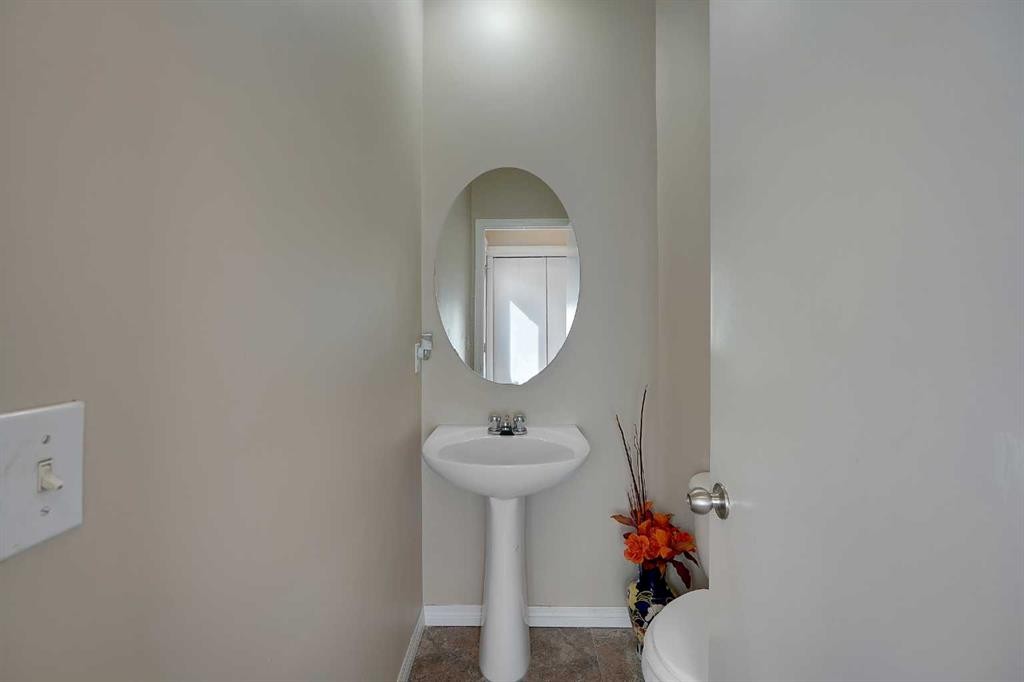 1833 New Brighton Drive Se, Calgary, AB - Indoor Photo Showing Bathroom