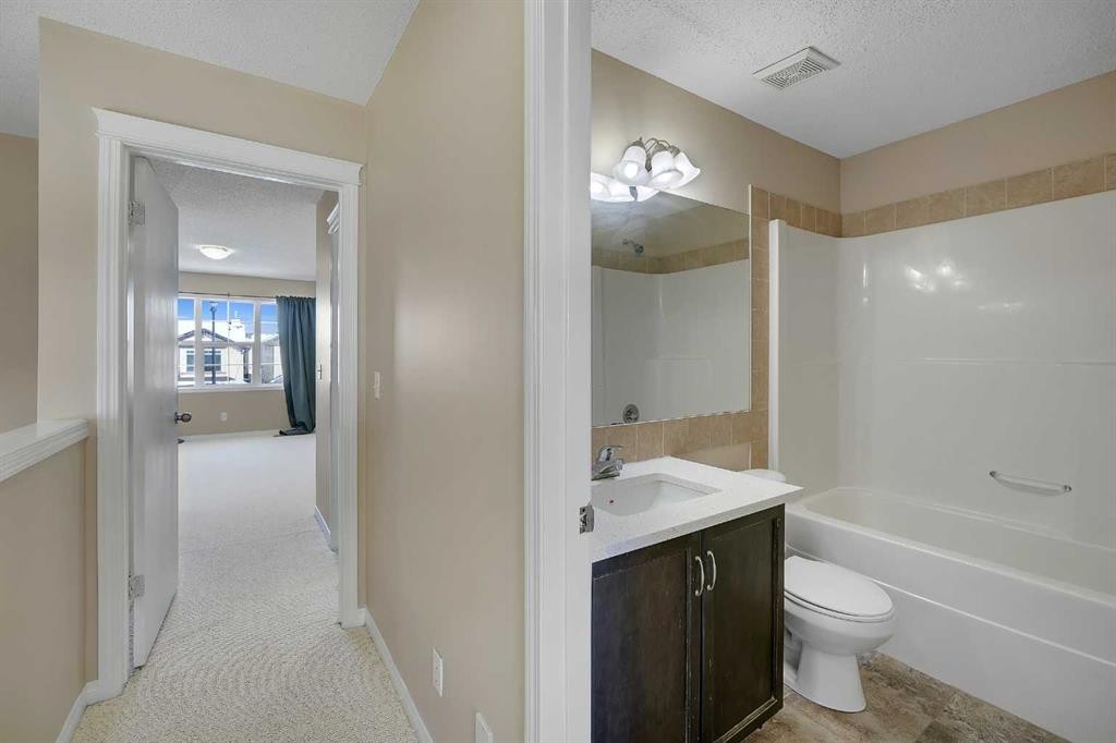 1833 New Brighton Drive Se, Calgary, AB - Indoor Photo Showing Bathroom