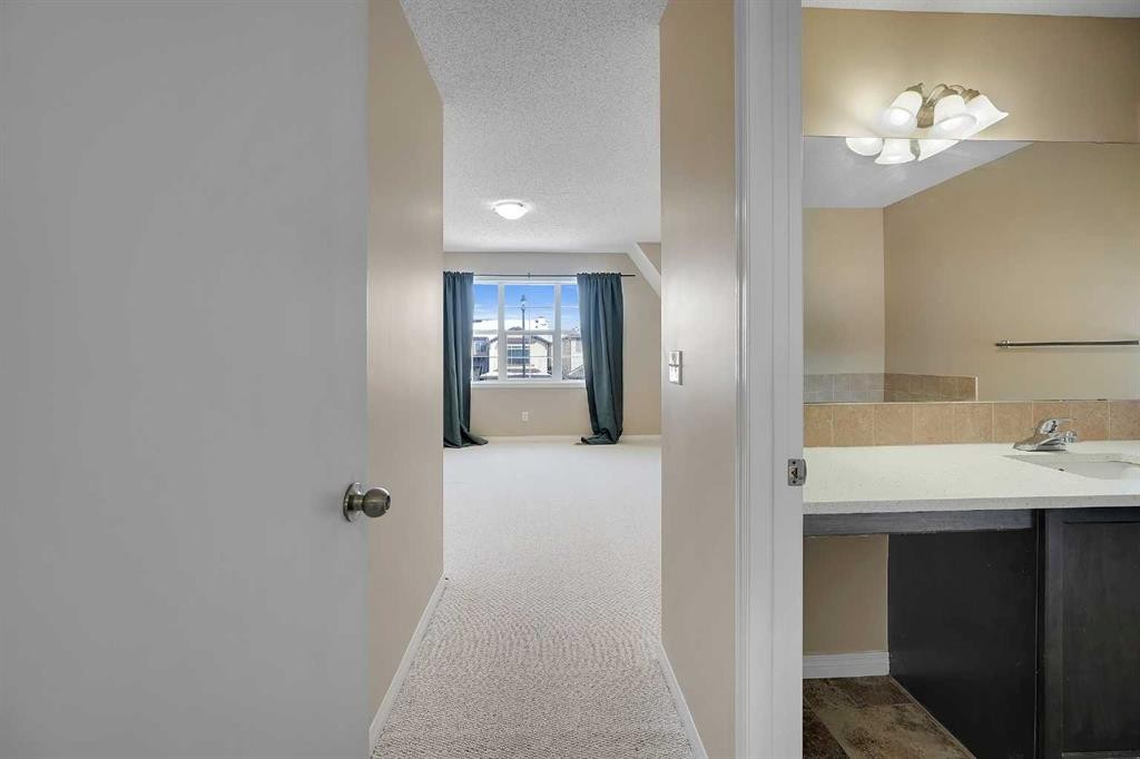 1833 New Brighton Drive Se, Calgary, AB - Indoor Photo Showing Other Room