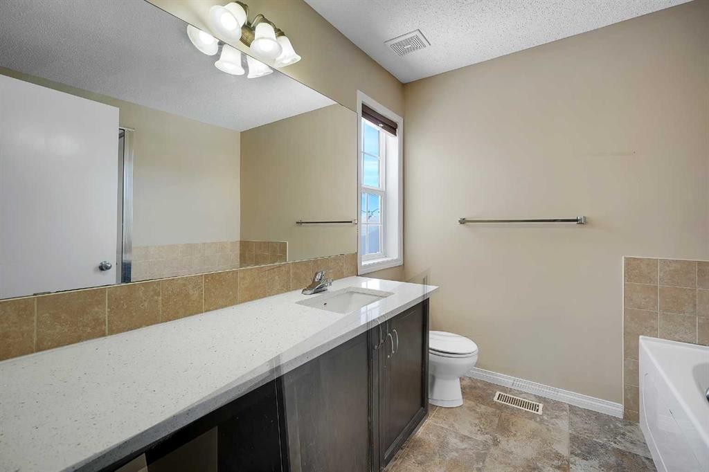 1833 New Brighton Drive Se, Calgary, AB - Indoor Photo Showing Bathroom