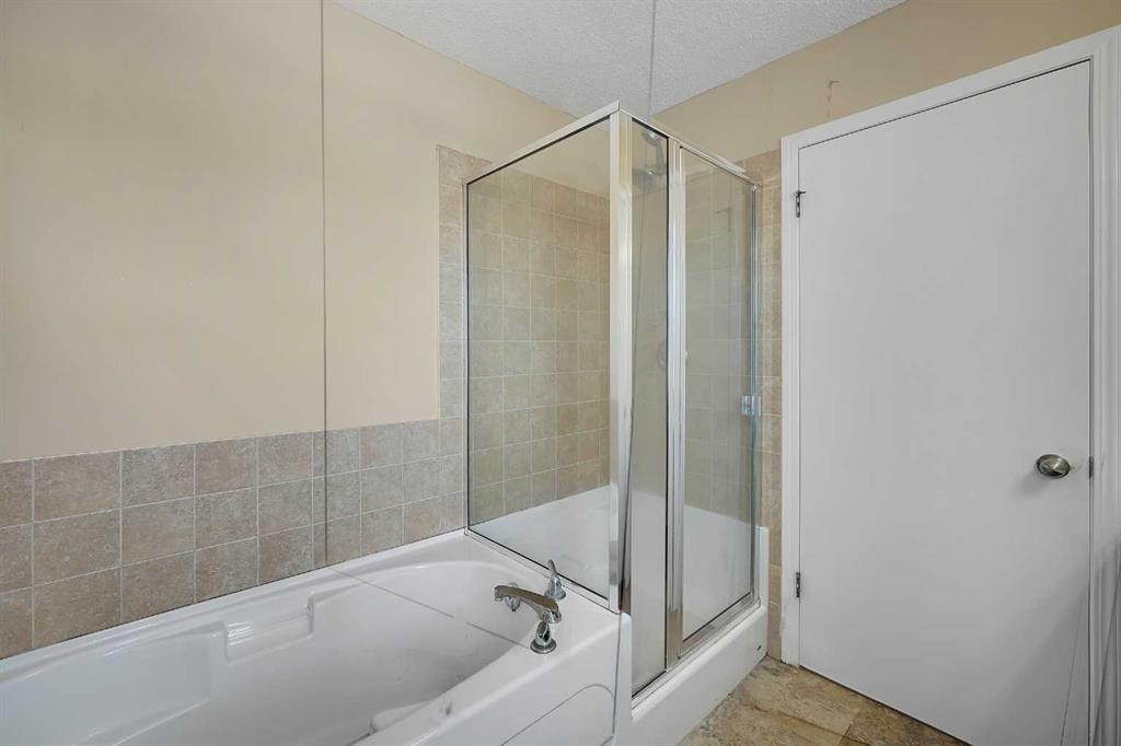 1833 New Brighton Drive Se, Calgary, AB - Indoor Photo Showing Bathroom