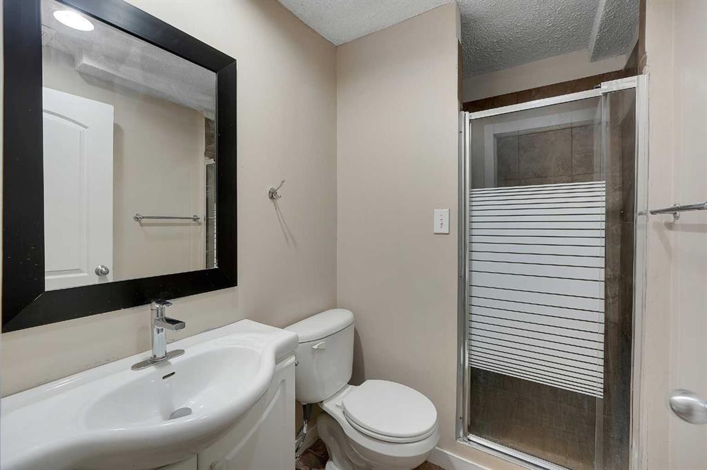 1833 New Brighton Drive Se, Calgary, AB - Indoor Photo Showing Bathroom