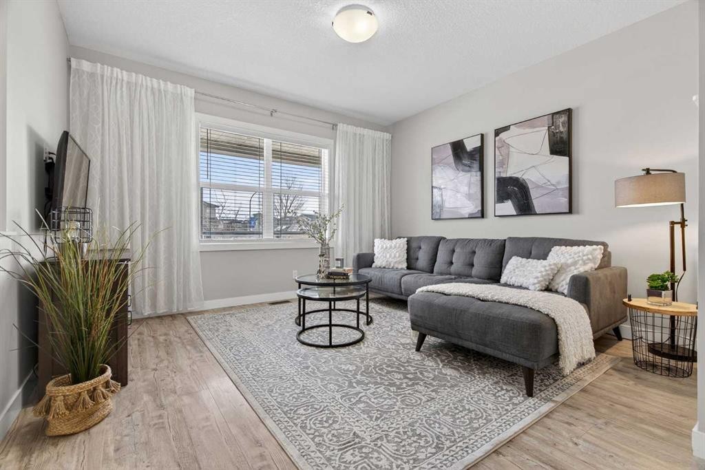 67 Wolf Willow Boulevard Se, Calgary, AB - Indoor Photo Showing Living Room