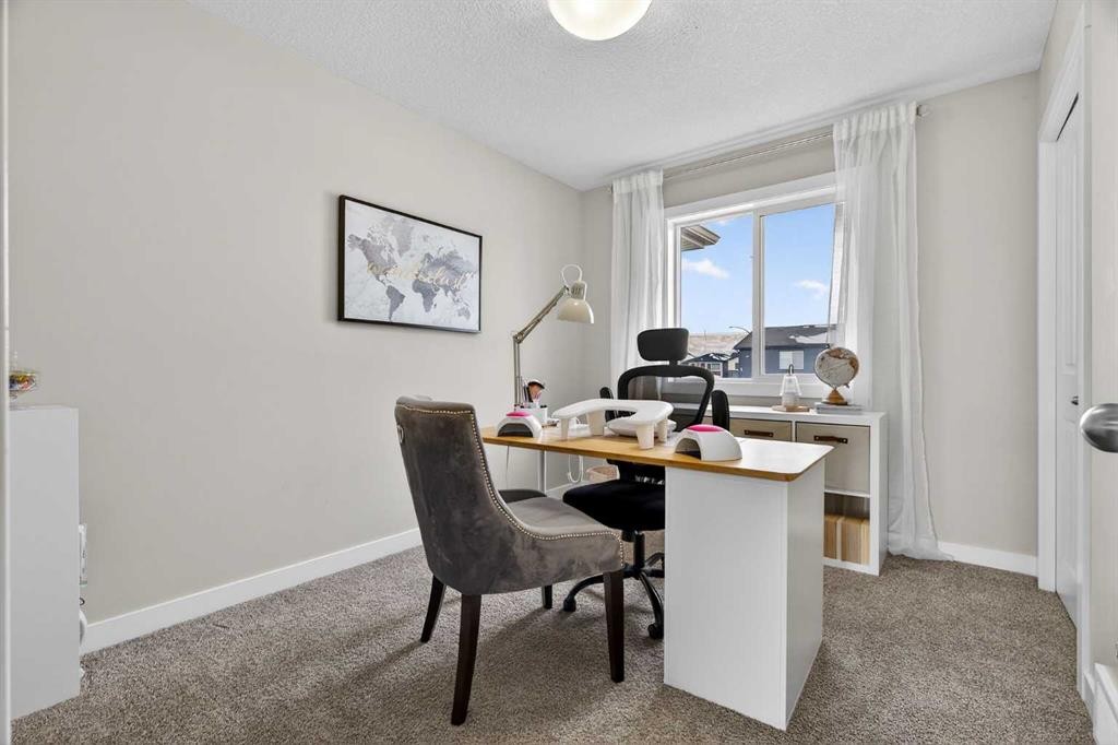 67 Wolf Willow Boulevard Se, Calgary, AB - Indoor Photo Showing Dining Room