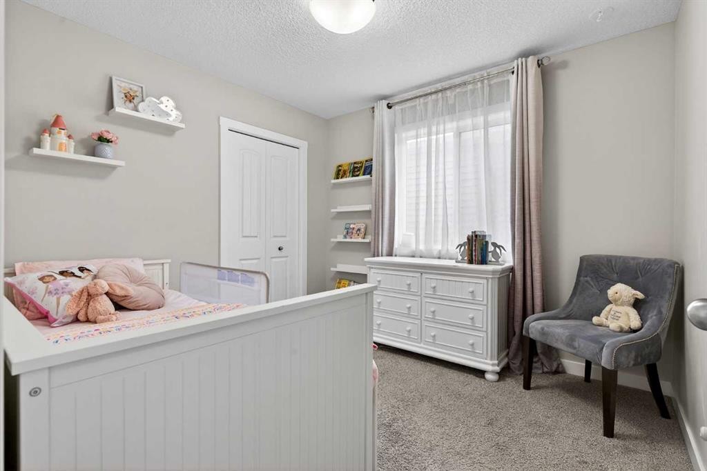 67 Wolf Willow Boulevard Se, Calgary, AB - Indoor Photo Showing Bedroom