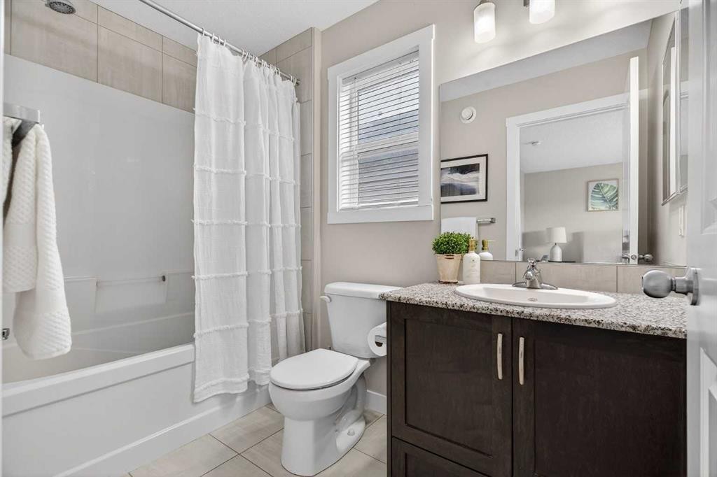 67 Wolf Willow Boulevard Se, Calgary, AB - Indoor Photo Showing Bathroom