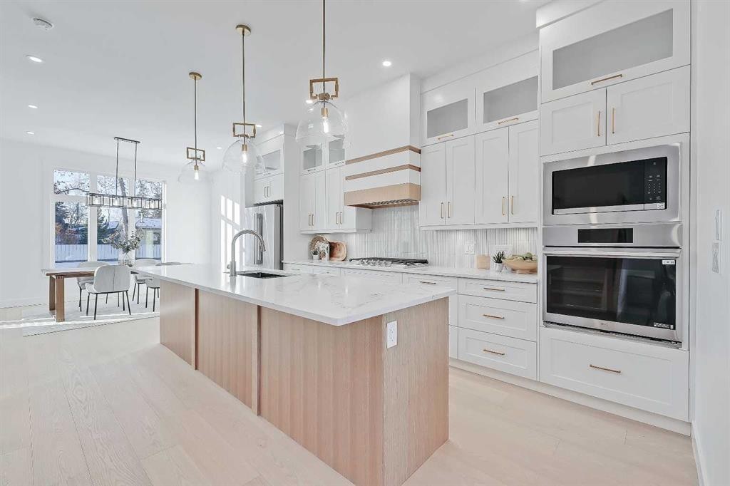 3536 43 Street Sw, Calgary, AB - Indoor Photo Showing Kitchen With Upgraded Kitchen