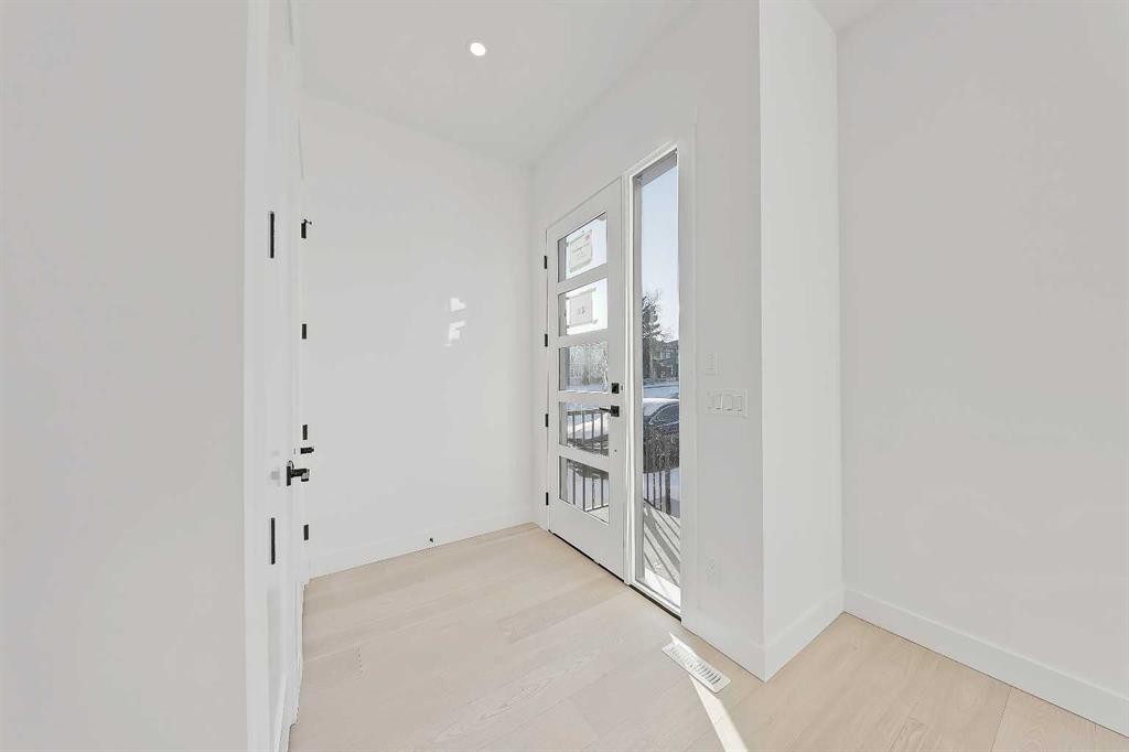 3536 43 Street Sw, Calgary, AB - Indoor Photo Showing Other Room
