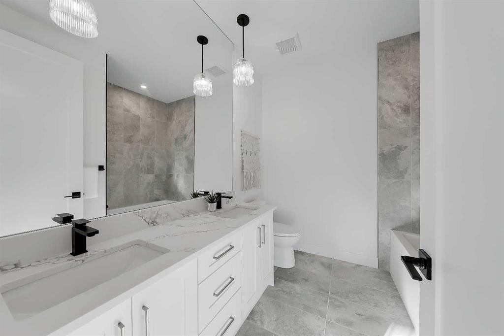 3536 43 Street Sw, Calgary, AB - Indoor Photo Showing Bathroom