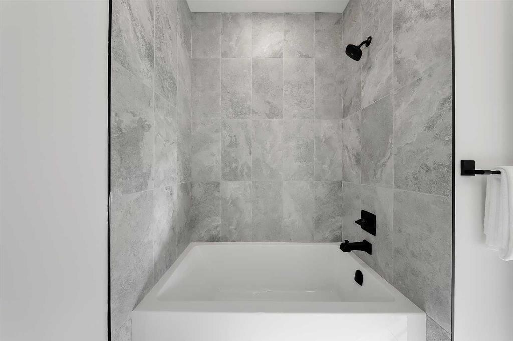 3536 43 Street Sw, Calgary, AB - Indoor Photo Showing Bathroom