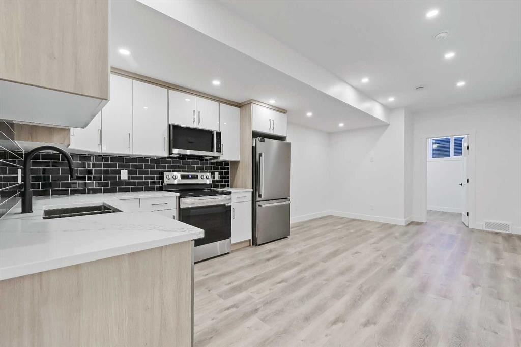 3536 43 Street Sw, Calgary, AB - Indoor Photo Showing Kitchen With Stainless Steel Kitchen With Upgraded Kitchen
