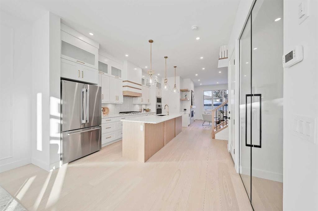 3536 43 Street Sw, Calgary, AB - Indoor Photo Showing Kitchen With Upgraded Kitchen