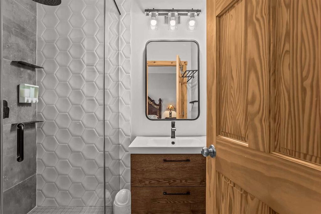 4-36 Windridge Road, Exshaw, AB - Indoor Photo Showing Bathroom