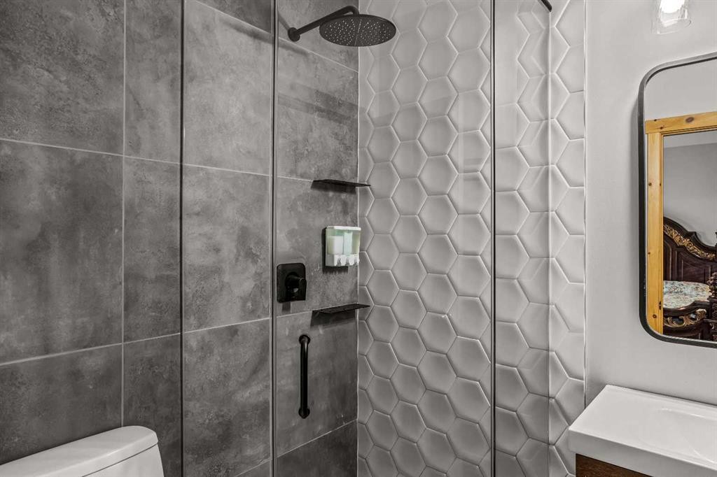 4-36 Windridge Road, Exshaw, AB - Indoor Photo Showing Bathroom