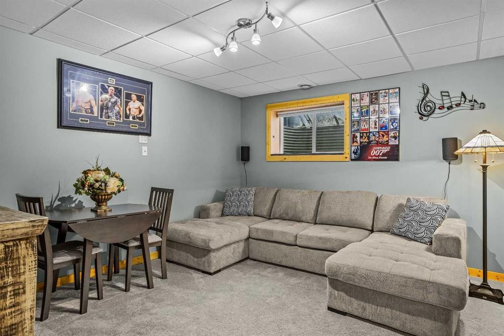 4-36 Windridge Road, Exshaw, AB - Indoor Photo Showing Living Room