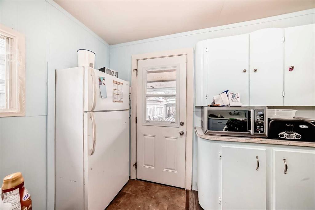 6437 19 Street Se, Calgary, AB - Indoor Photo Showing Kitchen