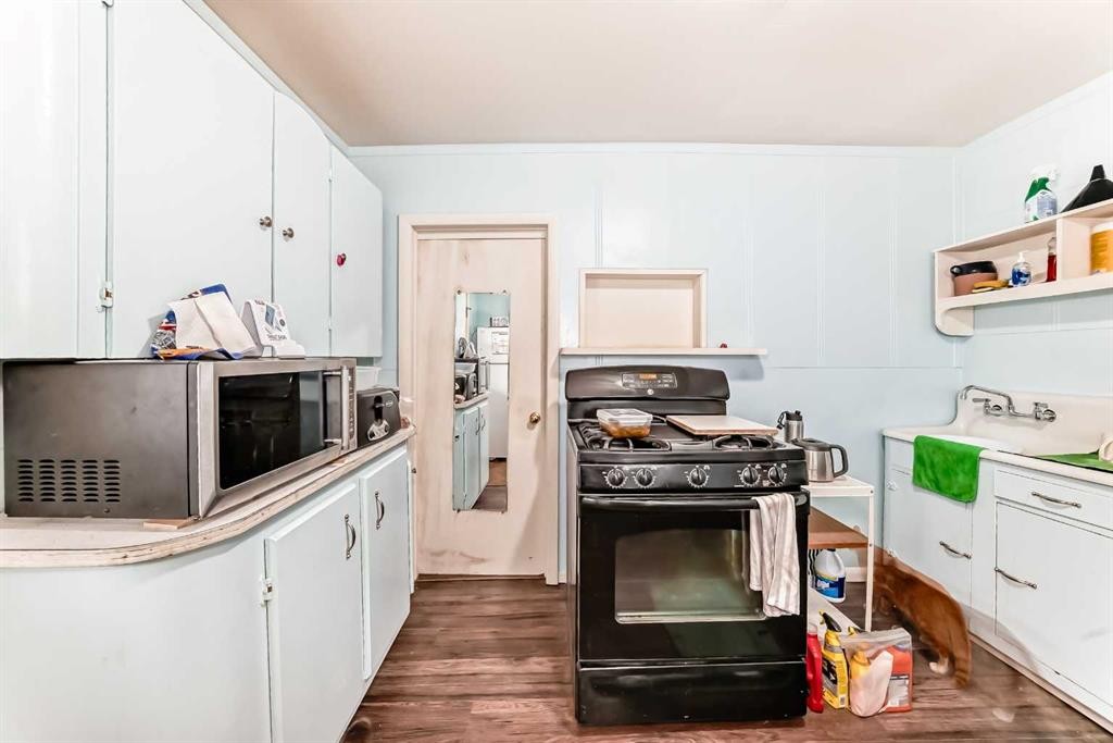 6437 19 Street Se, Calgary, AB - Indoor Photo Showing Kitchen