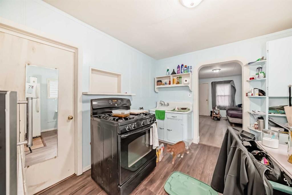 6437 19 Street Se, Calgary, AB - Indoor Photo Showing Kitchen