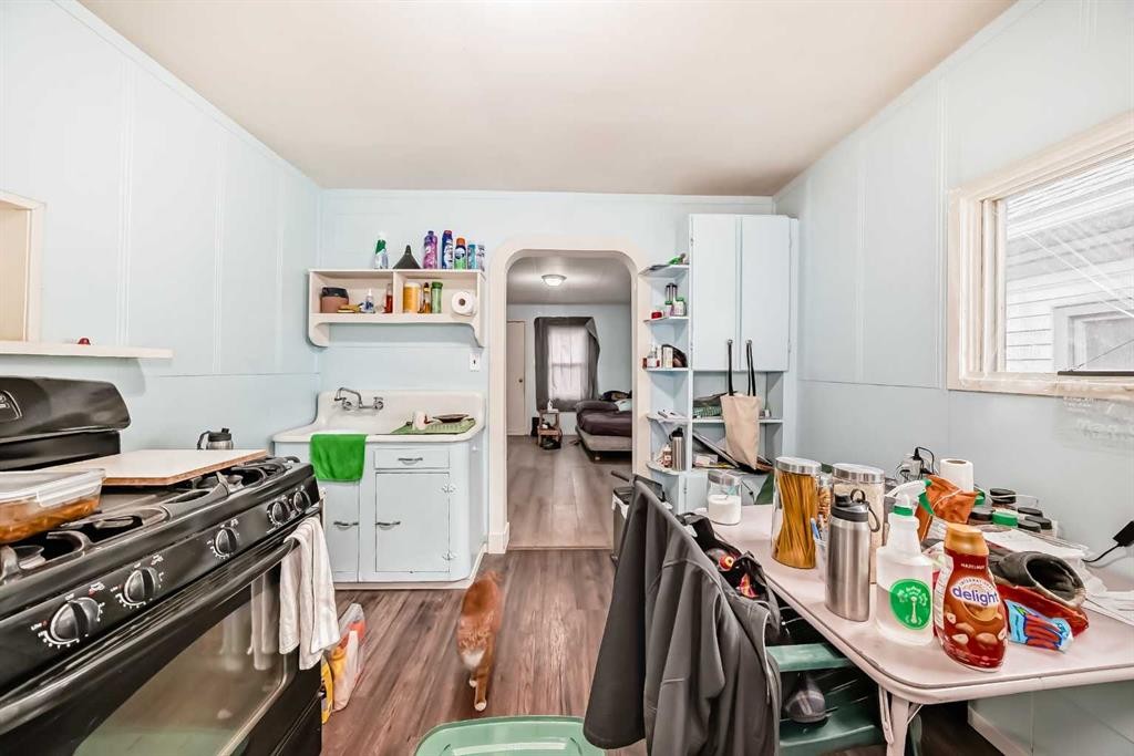 6437 19 Street Se, Calgary, AB - Indoor Photo Showing Kitchen