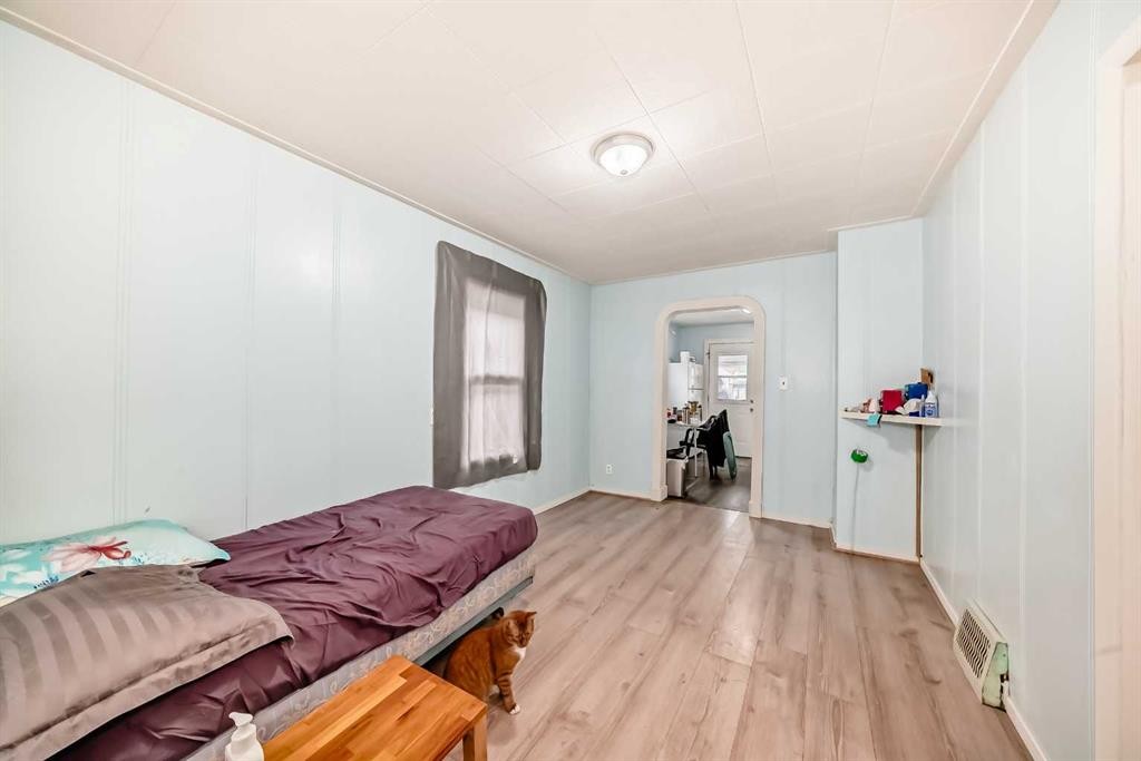 6437 19 Street Se, Calgary, AB - Indoor Photo Showing Bedroom