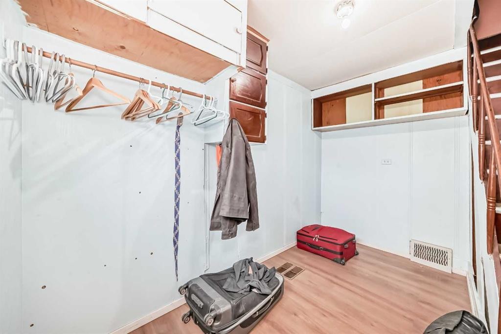 6437 19 Street Se, Calgary, AB - Indoor Photo Showing Other Room