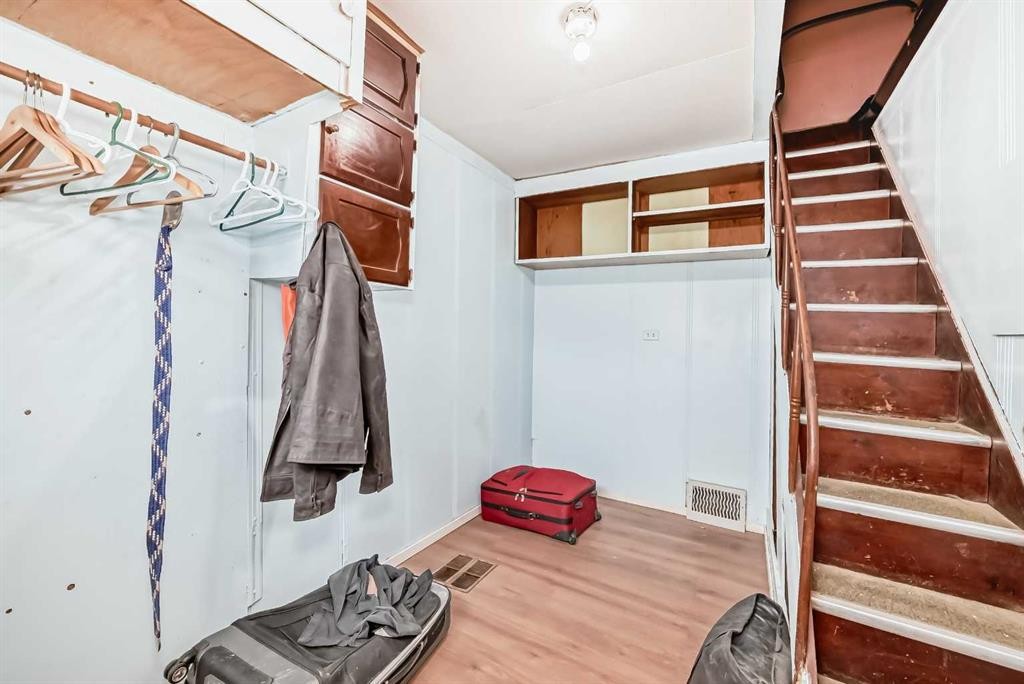 6437 19 Street Se, Calgary, AB - Indoor Photo Showing Other Room