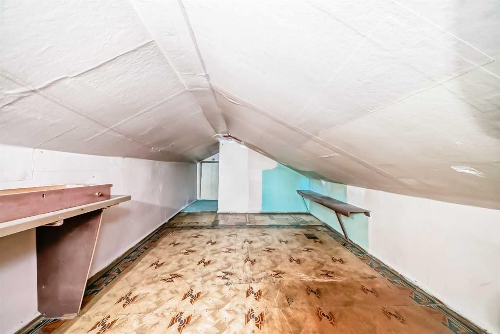 6437 19 Street Se, Calgary, AB - Indoor Photo Showing Other Room