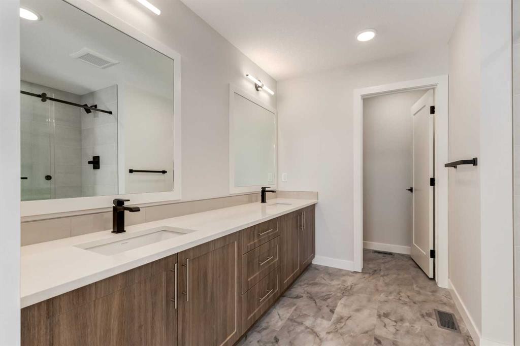 2516 21 Avenue Sw, Calgary, AB - Indoor Photo Showing Bathroom