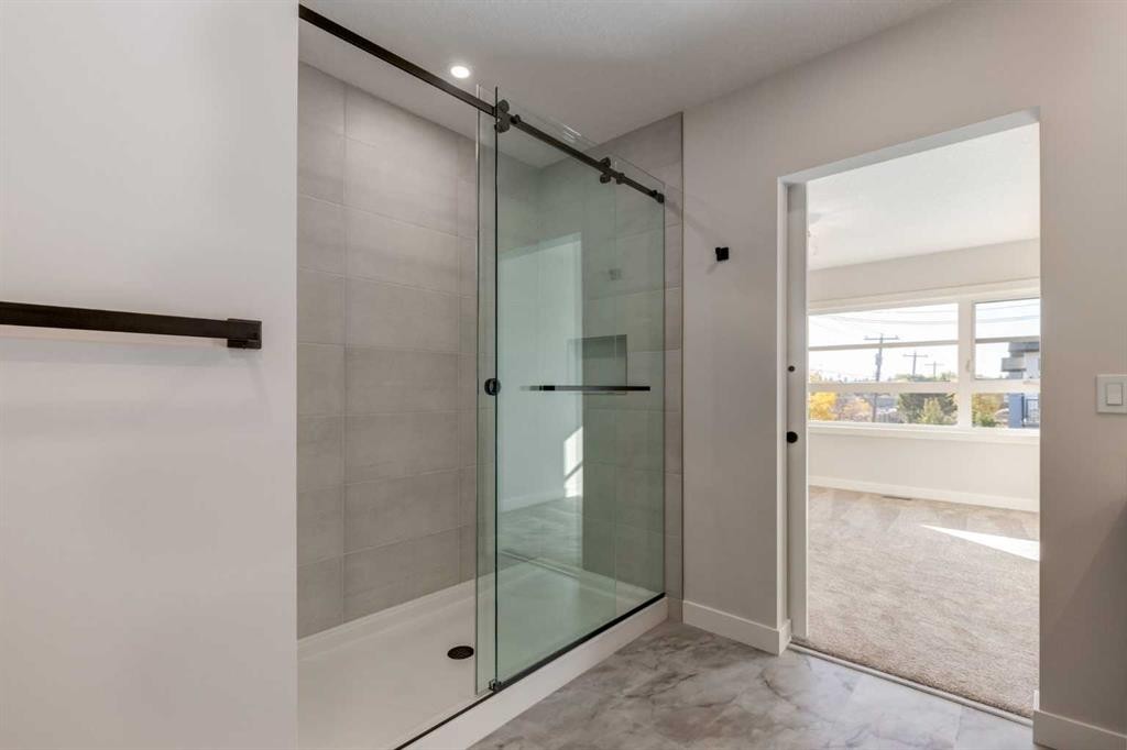 2516 21 Avenue Sw, Calgary, AB - Indoor Photo Showing Bathroom