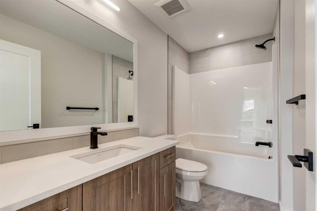 2516 21 Avenue Sw, Calgary, AB - Indoor Photo Showing Bathroom