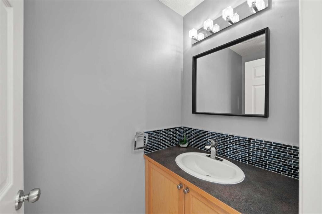 47 Eversyde Heath Sw, Calgary, AB - Indoor Photo Showing Bathroom