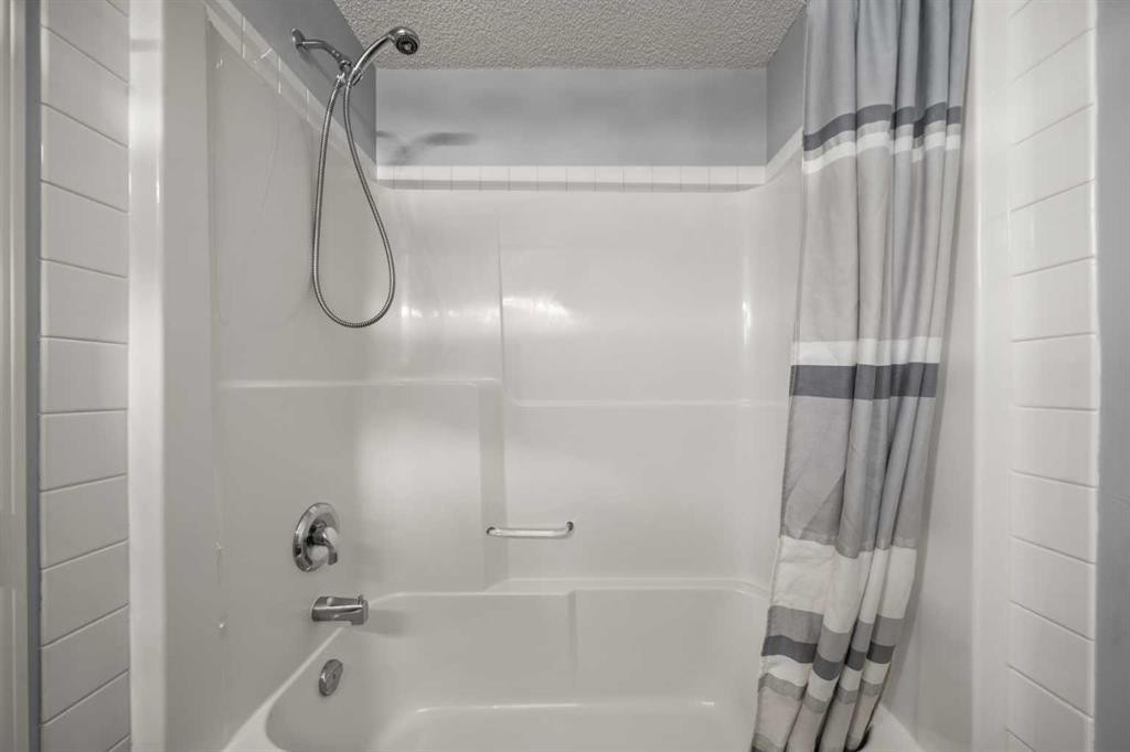 47 Eversyde Heath Sw, Calgary, AB - Indoor Photo Showing Bathroom