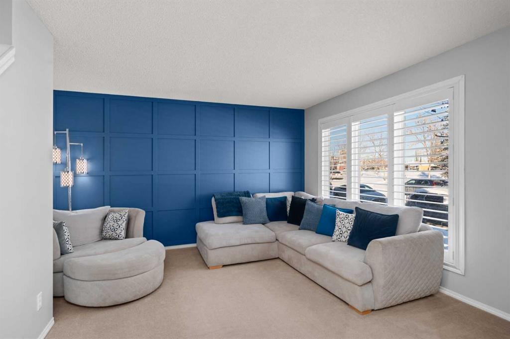 47 Eversyde Heath Sw, Calgary, AB - Indoor Photo Showing Living Room