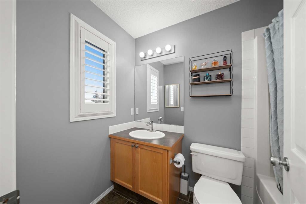 47 Eversyde Heath Sw, Calgary, AB - Indoor Photo Showing Bathroom