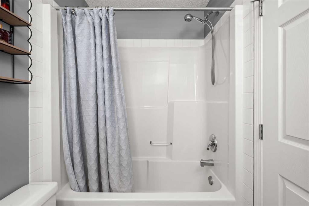 47 Eversyde Heath Sw, Calgary, AB - Indoor Photo Showing Bathroom