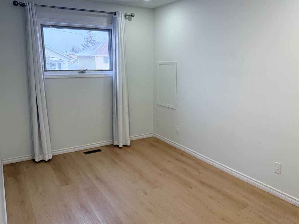 651 Macewan Drive Nw, Calgary, AB - Indoor Photo Showing Other Room