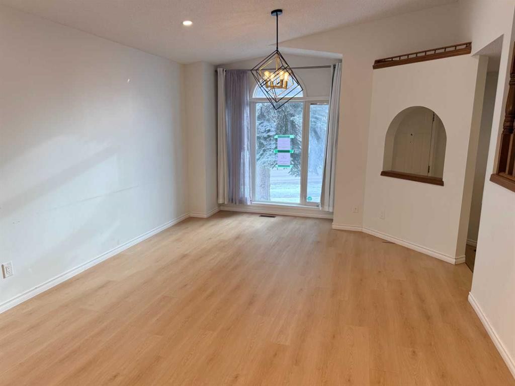 651 Macewan Drive Nw, Calgary, AB - Indoor Photo Showing Other Room