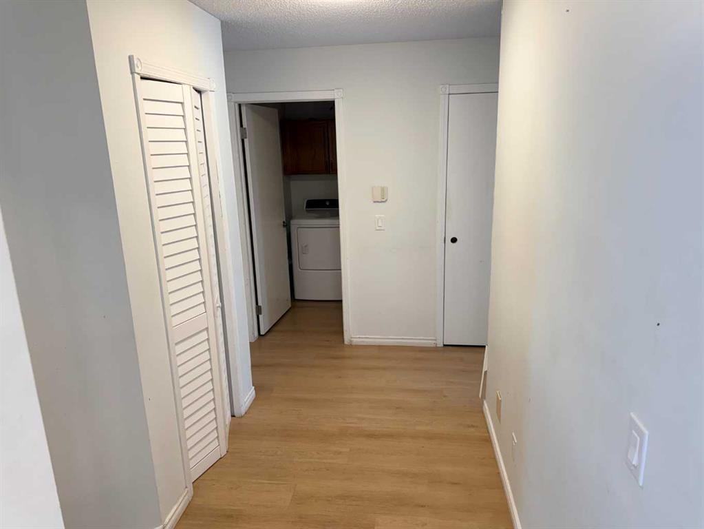 651 Macewan Drive Nw, Calgary, AB - Indoor Photo Showing Other Room