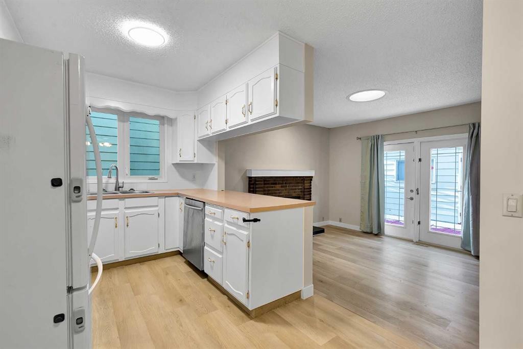 1111 Berkley Drive Nw, Calgary, AB - Indoor Photo Showing Kitchen