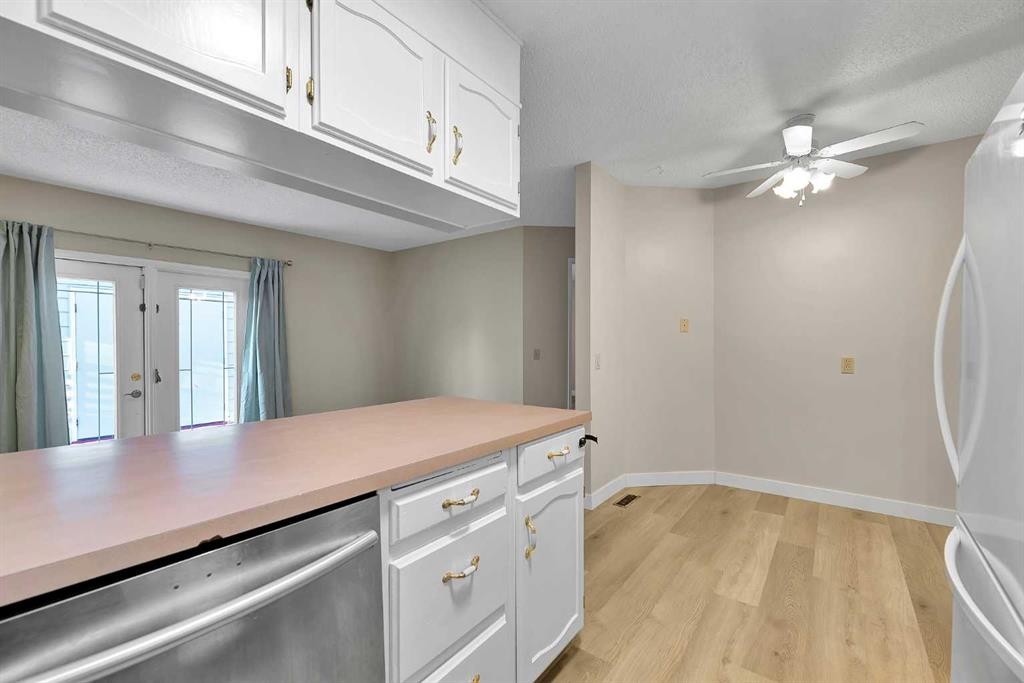 1111 Berkley Drive Nw, Calgary, AB - Indoor Photo Showing Other Room