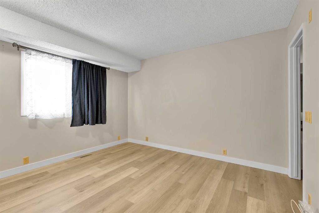 1111 Berkley Drive Nw, Calgary, AB - Indoor Photo Showing Other Room