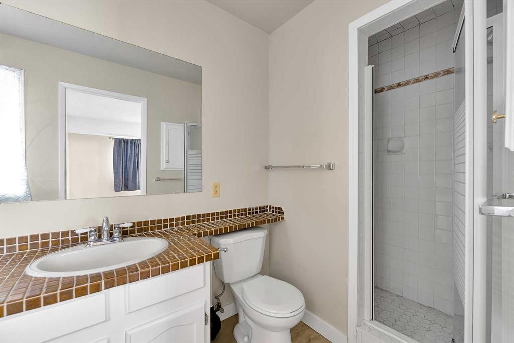 1111 Berkley Drive Nw, Calgary, AB - Indoor Photo Showing Bathroom