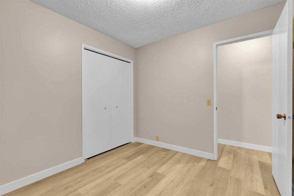 1111 Berkley Drive Nw, Calgary, AB - Indoor Photo Showing Other Room