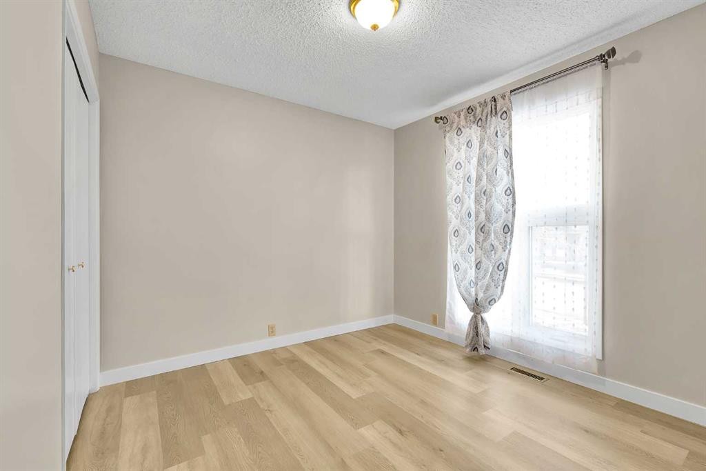 1111 Berkley Drive Nw, Calgary, AB - Indoor Photo Showing Other Room