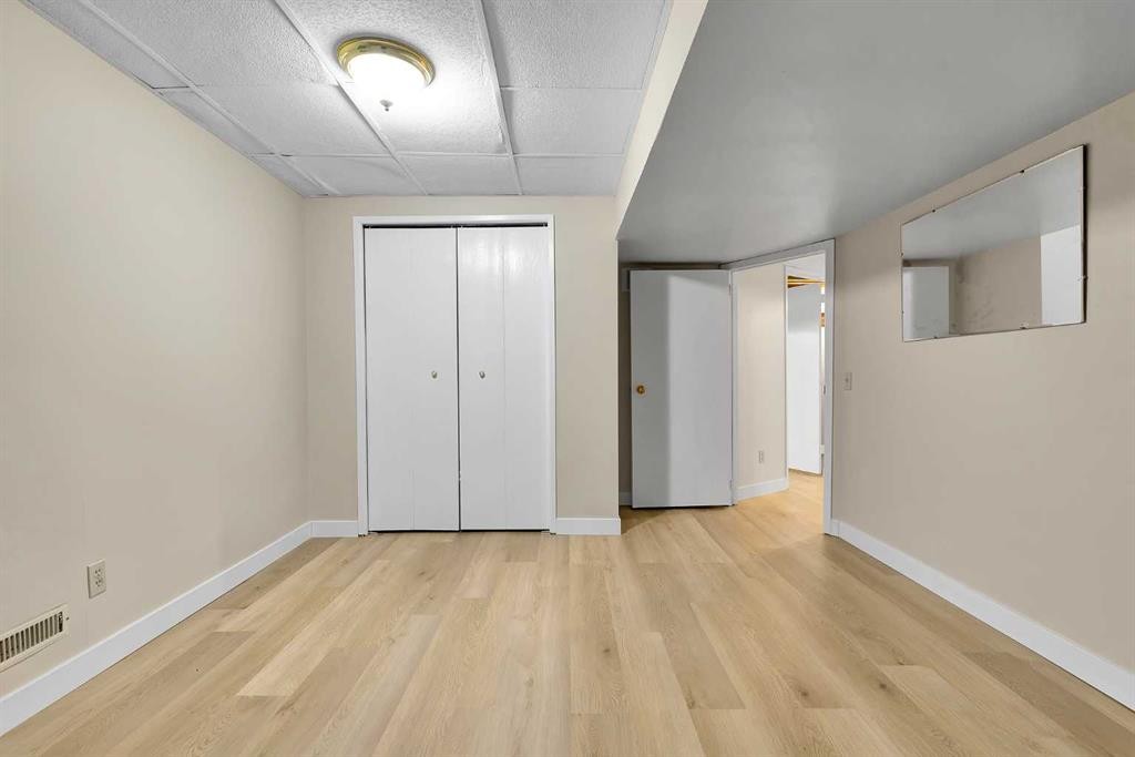 1111 Berkley Drive Nw, Calgary, AB - Indoor Photo Showing Other Room